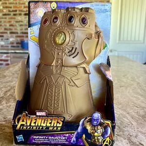NIB Avengers Infinity Gauntlet